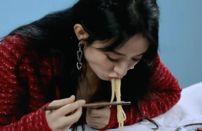 明星也爱螺蛳粉看赵丽颖的碗里再看王一博让人毫无食欲