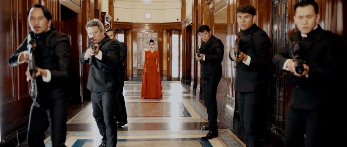 范冰冰|全面复出？范冰冰新片预告曝光，一身红衣气场十足像是时装周走秀