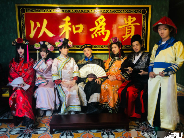 中国有嘻哈|《中国有嘻哈》28岁歌手法老疑与17岁女高中生恋爱，女方还是个小富婆