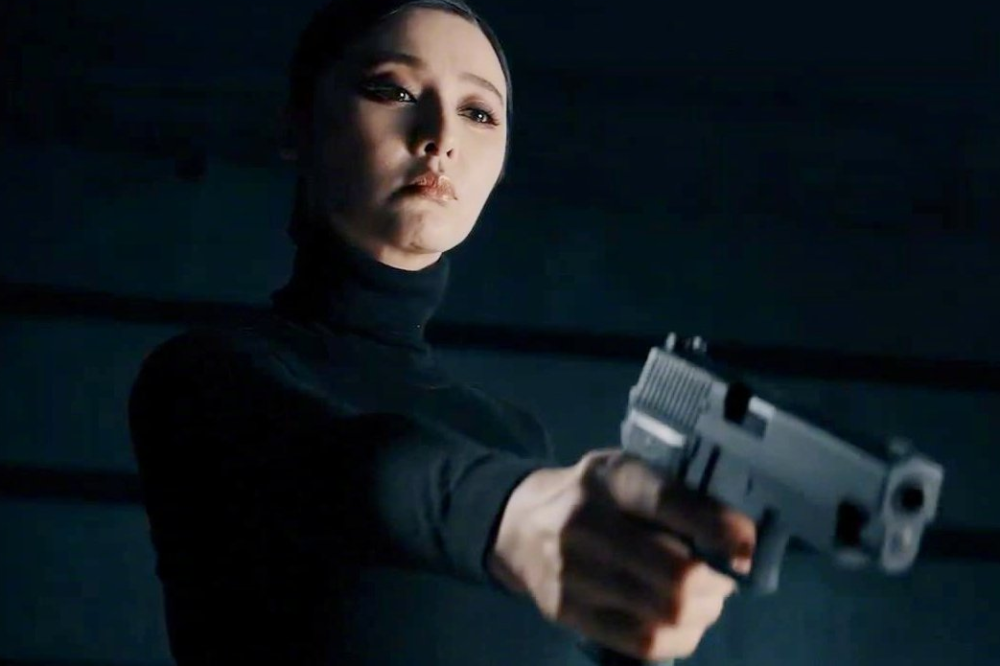 范冰冰|全面复出？范冰冰新片预告曝光，一身红衣气场十足像是时装周走秀