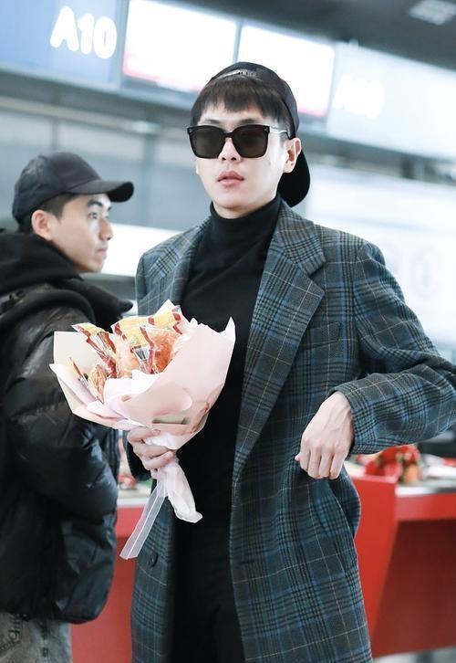 周冬雨|张雨绮收到蒜头花篮，周冬雨收到火锅花篮，王一博也收过奇葩礼物