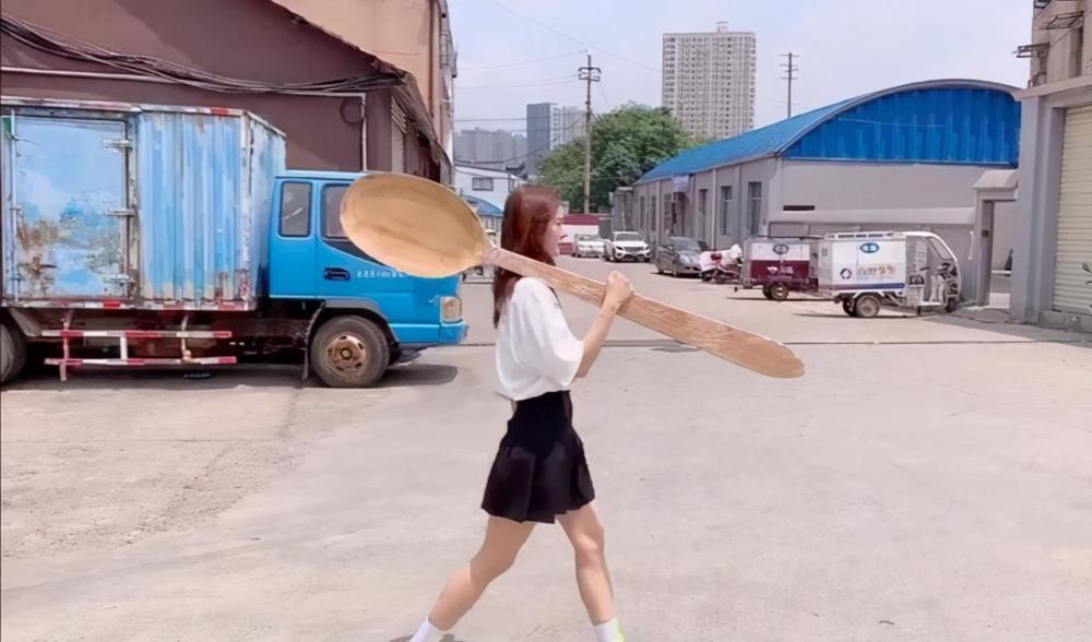 周冬雨|张雨绮收到蒜头花篮，周冬雨收到火锅花篮，王一博也收过奇葩礼物