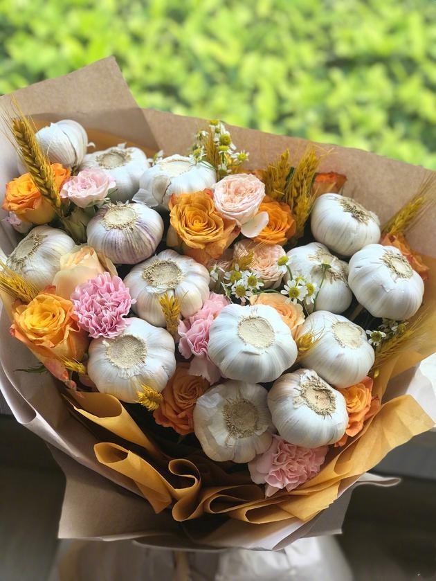 周冬雨|张雨绮收到蒜头花篮，周冬雨收到火锅花篮，王一博也收过奇葩礼物