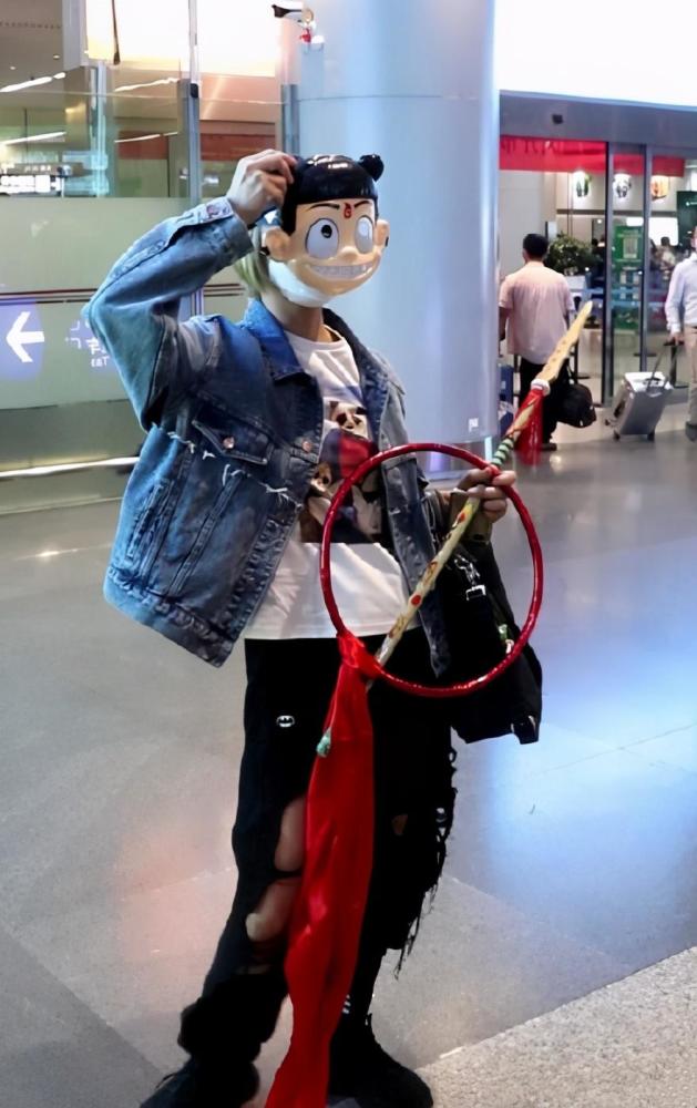 周冬雨|张雨绮收到蒜头花篮，周冬雨收到火锅花篮，王一博也收过奇葩礼物