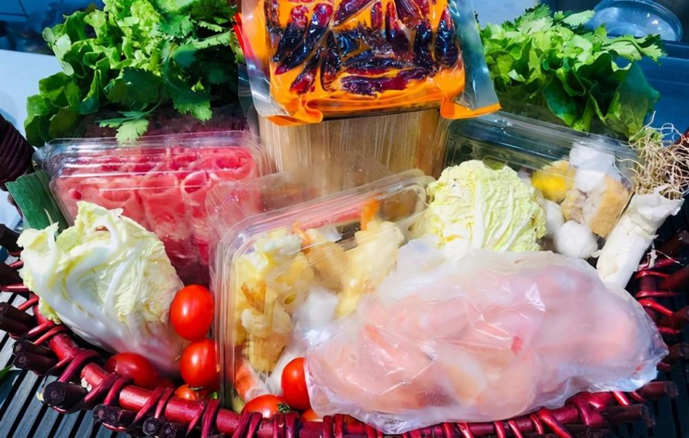 周冬雨|张雨绮收到蒜头花篮，周冬雨收到火锅花篮，王一博也收过奇葩礼物