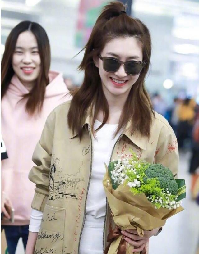 周冬雨|张雨绮收到蒜头花篮，周冬雨收到火锅花篮，王一博也收过奇葩礼物