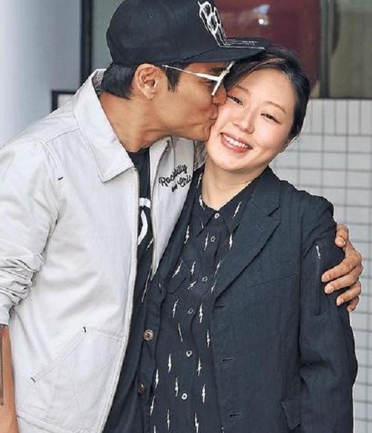 杜德伟|58岁杜德伟为儿子庆生，老来得子太幸福，娶小娇妻被嘲比岳母大