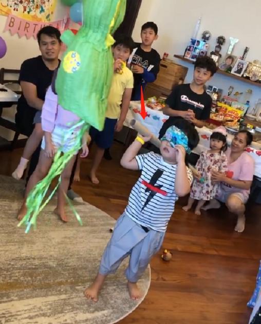 杜德伟|58岁杜德伟为儿子庆生，老来得子太幸福，娶小娇妻被嘲比岳母大