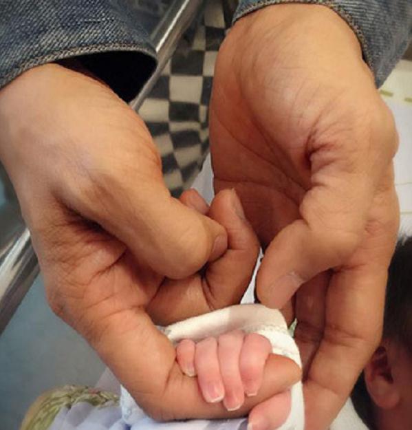 杜德伟|58岁杜德伟为儿子庆生，老来得子太幸福，娶小娇妻被嘲比岳母大