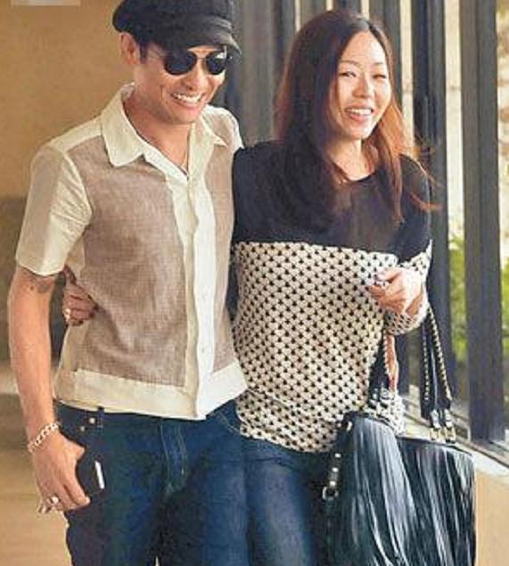 杜德伟|58岁杜德伟为儿子庆生，老来得子太幸福，娶小娇妻被嘲比岳母大