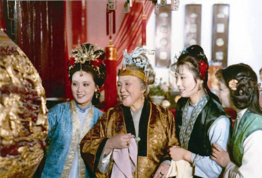 王熙凤|王熙凤很得贾母宠爱，为啥她被邢夫人欺负时，不找老太太撑腰？