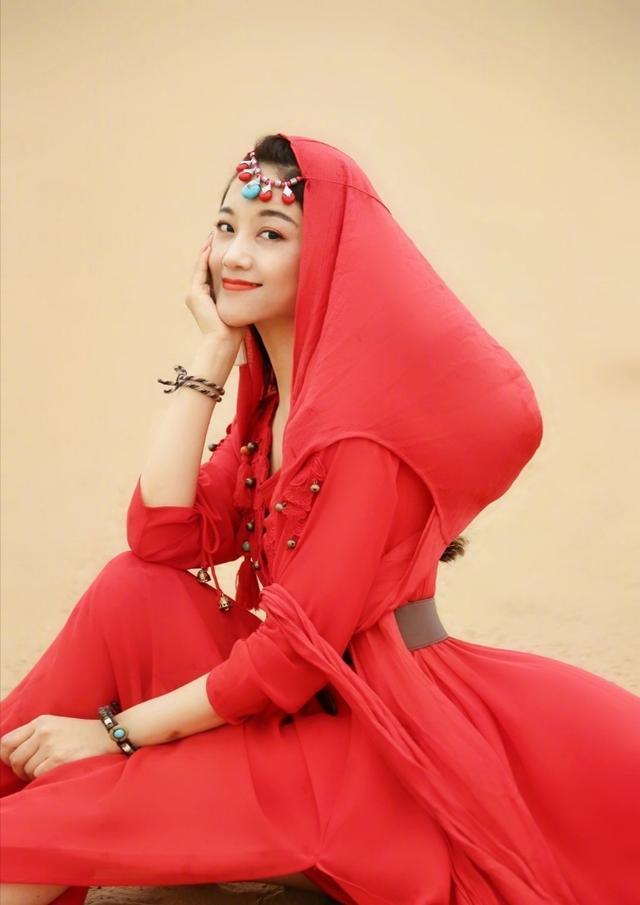 王小玮|玖月奇迹王小玮离婚后亮相央视，自弹自唱顶两人，前夫神隐已久