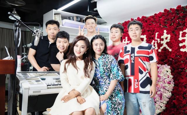 王小玮|玖月奇迹王小玮离婚后亮相央视，自弹自唱顶两人，前夫神隐已久