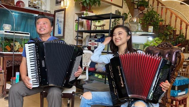 王小玮|玖月奇迹王小玮离婚后亮相央视，自弹自唱顶两人，前夫神隐已久