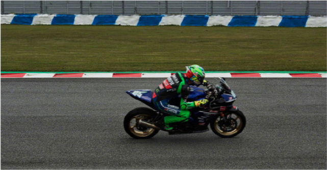 王一博|王一博粉丝赛事应援举旗违反《国旗法》，网友怒斥：为了追星都不要脑子了