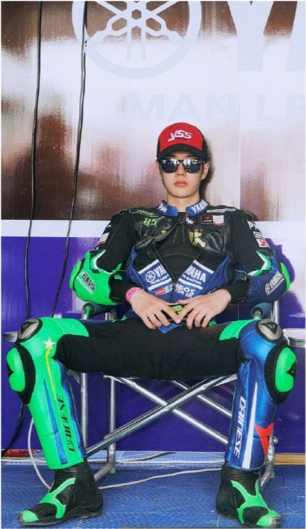 王一博|王一博粉丝赛事应援举旗违反《国旗法》，网友怒斥：为了追星都不要脑子了