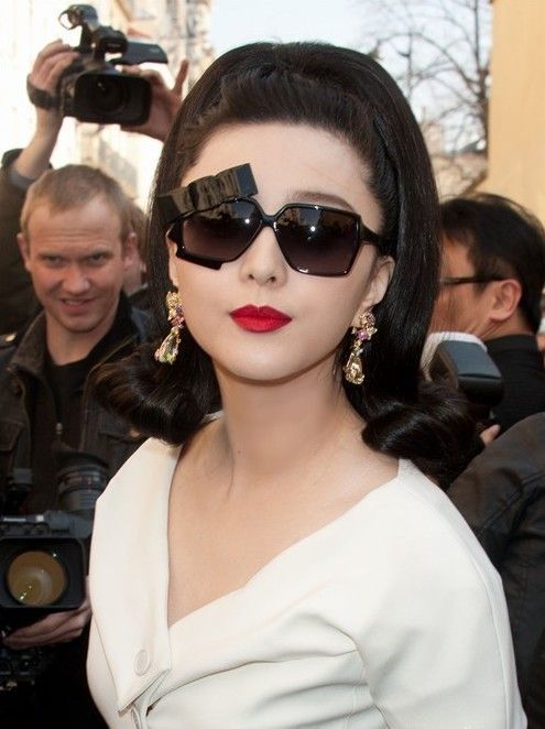 范冰冰|全面复出？范冰冰新片预告曝光，一身红衣气场十足像是时装周走秀