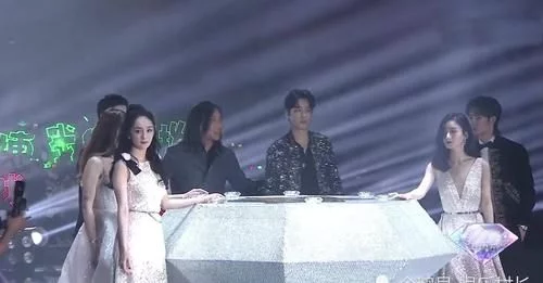 赵丽颖|赵丽颖杨幂粉丝开撕，互相内涵不停，起因竟是因为造型师手滑