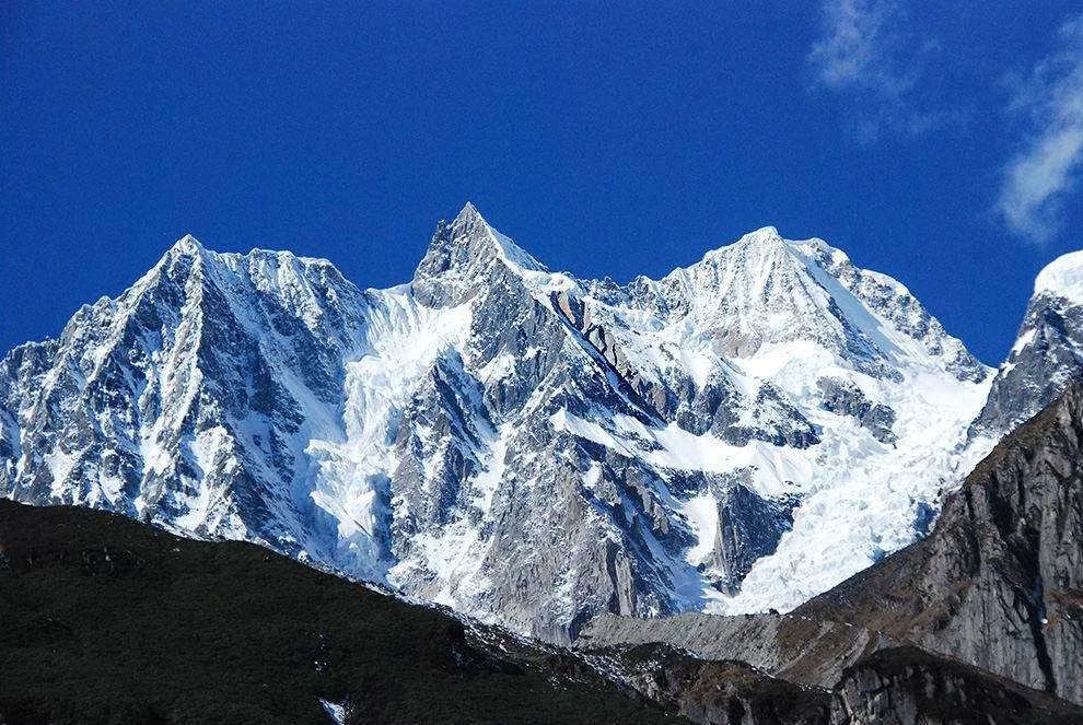 灵鹫山大雪峰龙门溶洞位于芦山县龙门乡,这是一个位于神秘北纬30°上