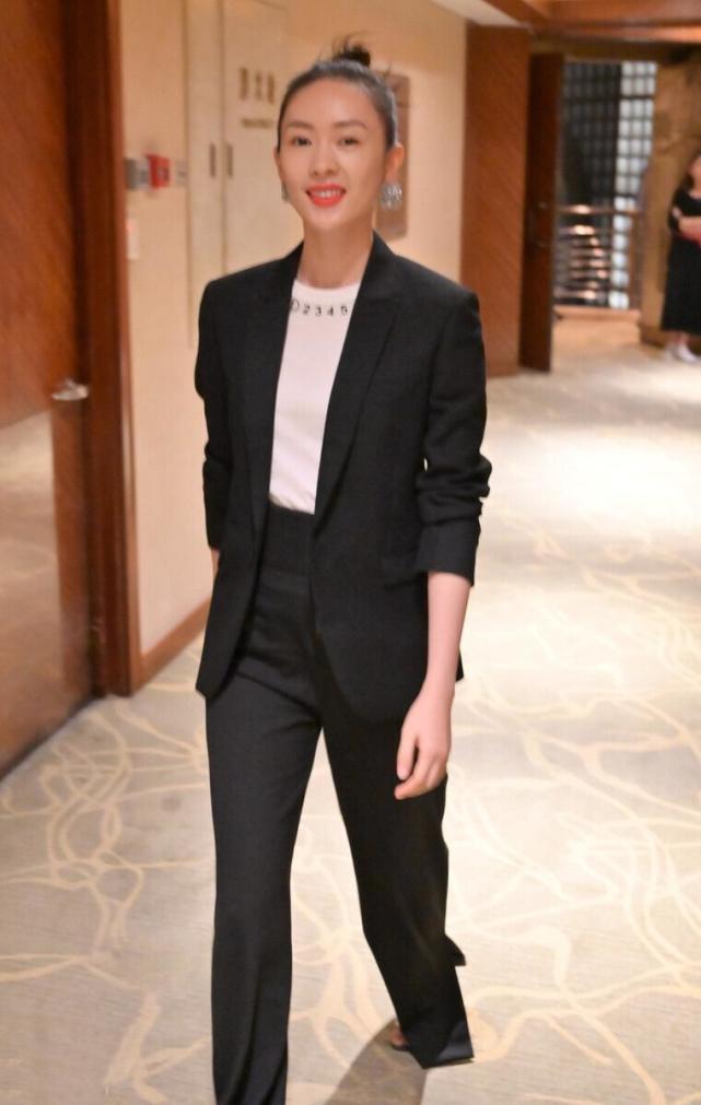 童瑶也很有国际范身穿黑色西服套装气场全开高级优雅