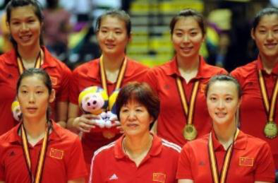 郎平|女排教练郎平，现任为鉴宝专家，家住北京豪宅，两人情侣装简约