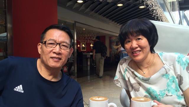 郎平|女排教练郎平，现任为鉴宝专家，家住北京豪宅，两人情侣装简约