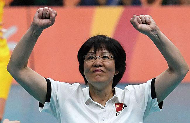 郎平|女排教练郎平，现任为鉴宝专家，家住北京豪宅，两人情侣装简约