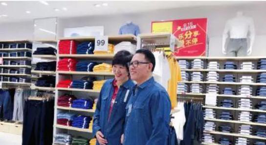 郎平|女排教练郎平，现任为鉴宝专家，家住北京豪宅，两人情侣装简约