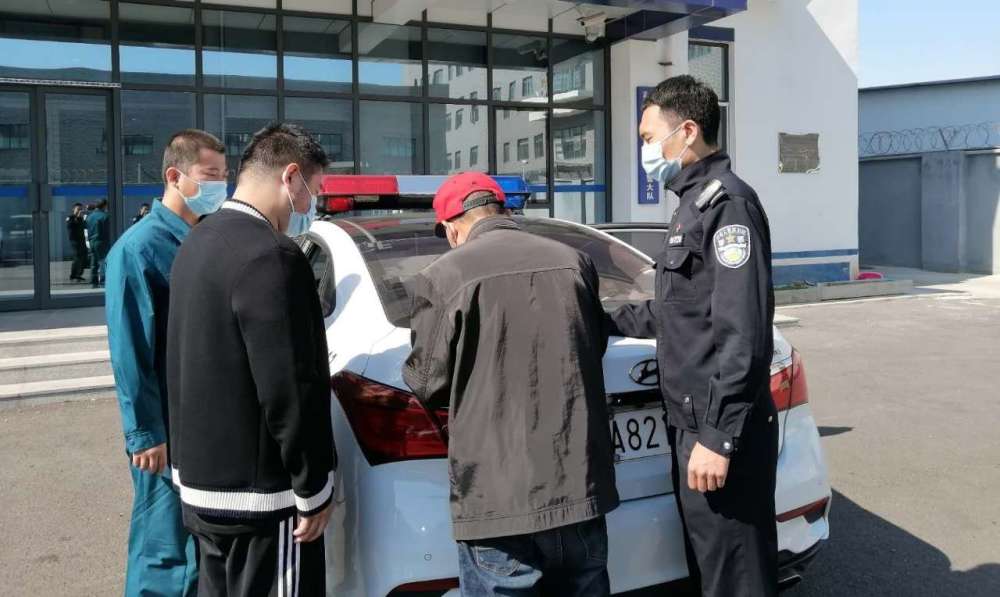 行政拘留|男子携带弹簧自锁刀进地铁被查出 警方：拘留