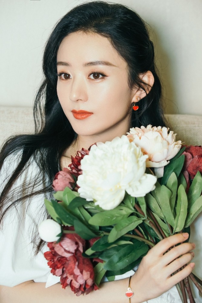 赵丽颖|赵丽颖在湖边拍大片，随手一截都是绝美大片，连头发丝都好美