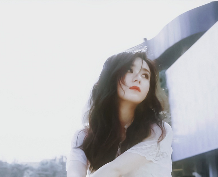 赵丽颖|赵丽颖在湖边拍大片，随手一截都是绝美大片，连头发丝都好美