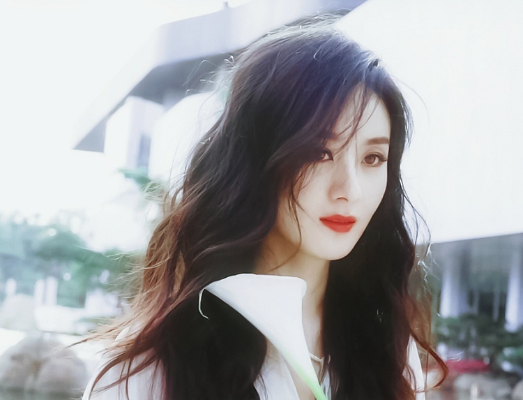 赵丽颖|赵丽颖在湖边拍大片，随手一截都是绝美大片，连头发丝都好美