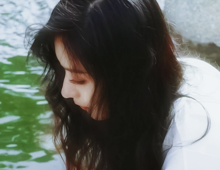 赵丽颖|赵丽颖在湖边拍大片，随手一截都是绝美大片，连头发丝都好美