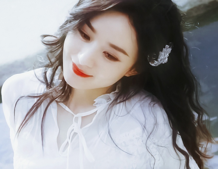 赵丽颖|赵丽颖在湖边拍大片，随手一截都是绝美大片，连头发丝都好美