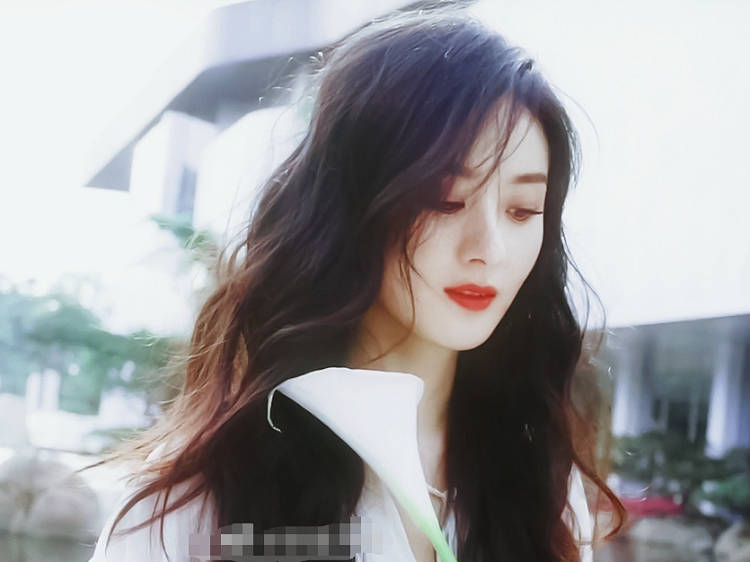 赵丽颖|赵丽颖在湖边拍大片，随手一截都是绝美大片，连头发丝都好美