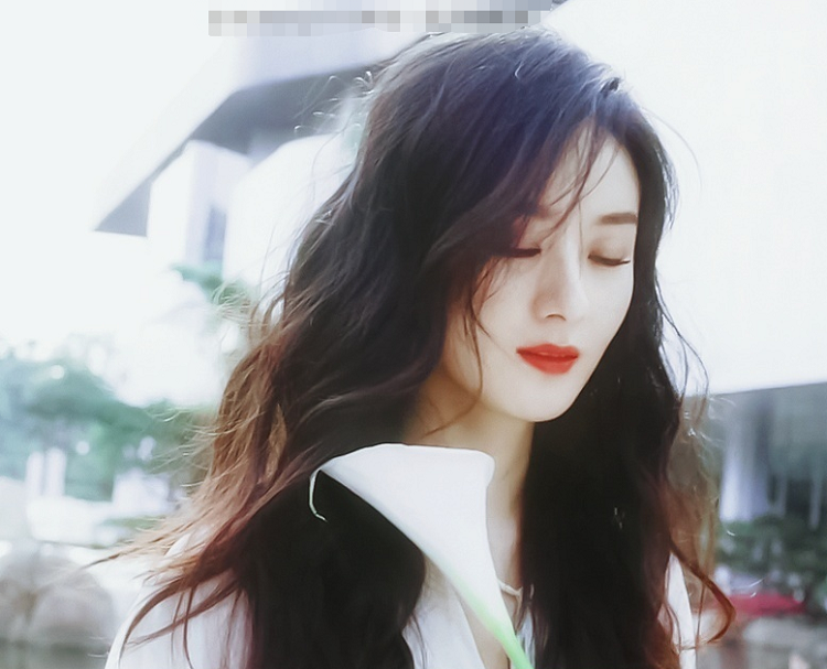 赵丽颖|赵丽颖在湖边拍大片，随手一截都是绝美大片，连头发丝都好美