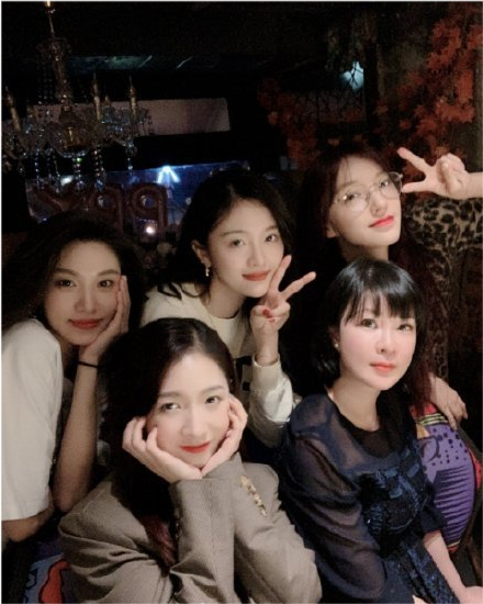 王一博|王一博粉丝赛事应援举旗违反《国旗法》，网友怒斥：为了追星都不要脑子了