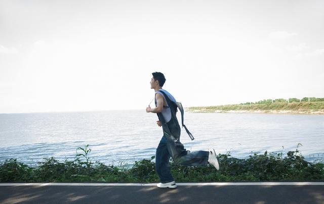 王一博|肖战生日湖南台制片送祝福，王一博粉愤怒开骂，本尊：发你主子了