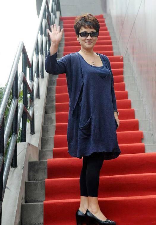 邓婕无惧变老,穿朴素"奶奶衫"配打底裤,63岁气质依旧高级