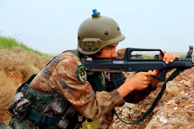 万家团圆时第73集团军某旅在西北大漠对抗演练正酣