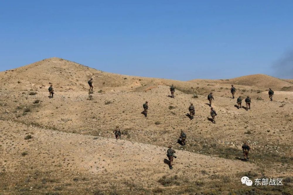 万家团圆时第73集团军某旅在西北大漠对抗演练正酣