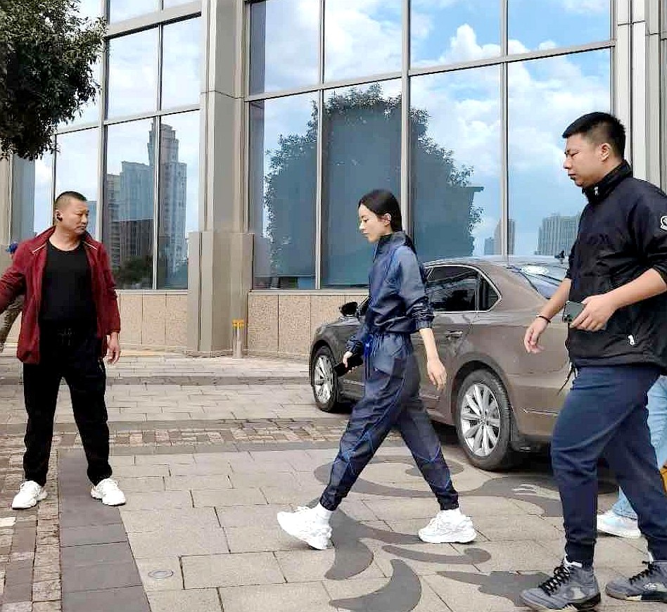 赵丽颖|网友偶遇赵丽颖罗晋拍戏，曝颖宝“特别瘦”，目测身高160厘米