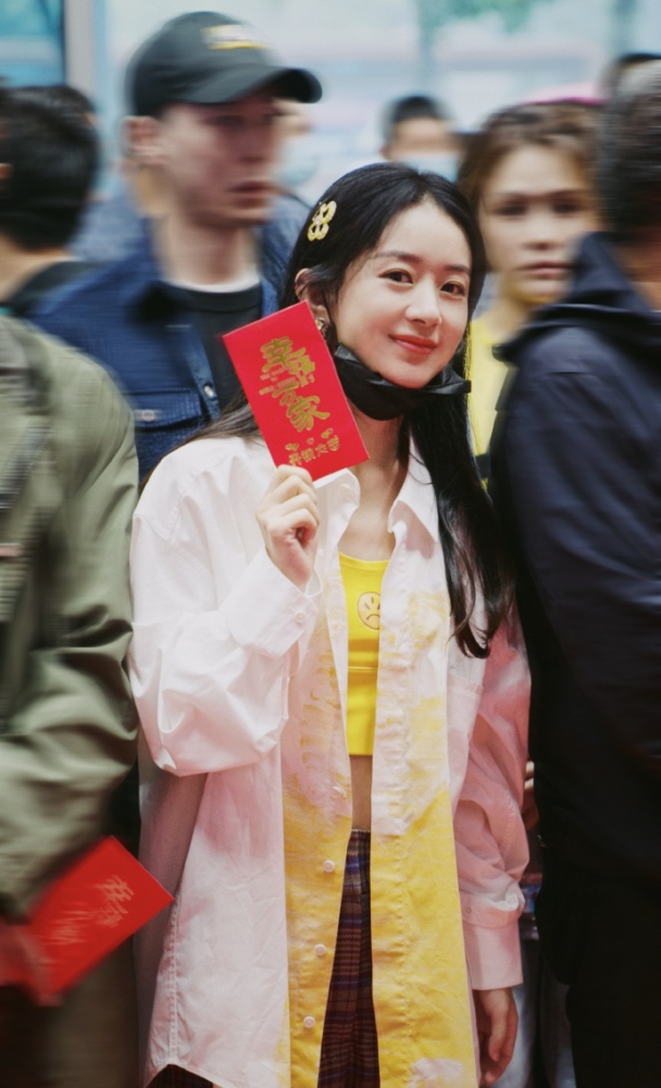 赵丽颖|网友偶遇赵丽颖罗晋拍戏，曝颖宝“特别瘦”，目测身高160厘米