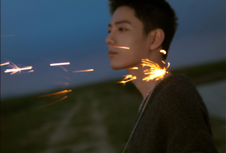 四川美术学院|肖战粉丝是与他有仇吗？川美门口大量粉丝庆生，满墙被乱涂乱画