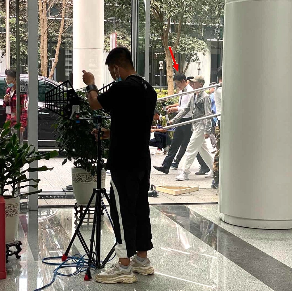 赵丽颖|网友偶遇赵丽颖罗晋拍戏，曝颖宝“特别瘦”，目测身高160厘米