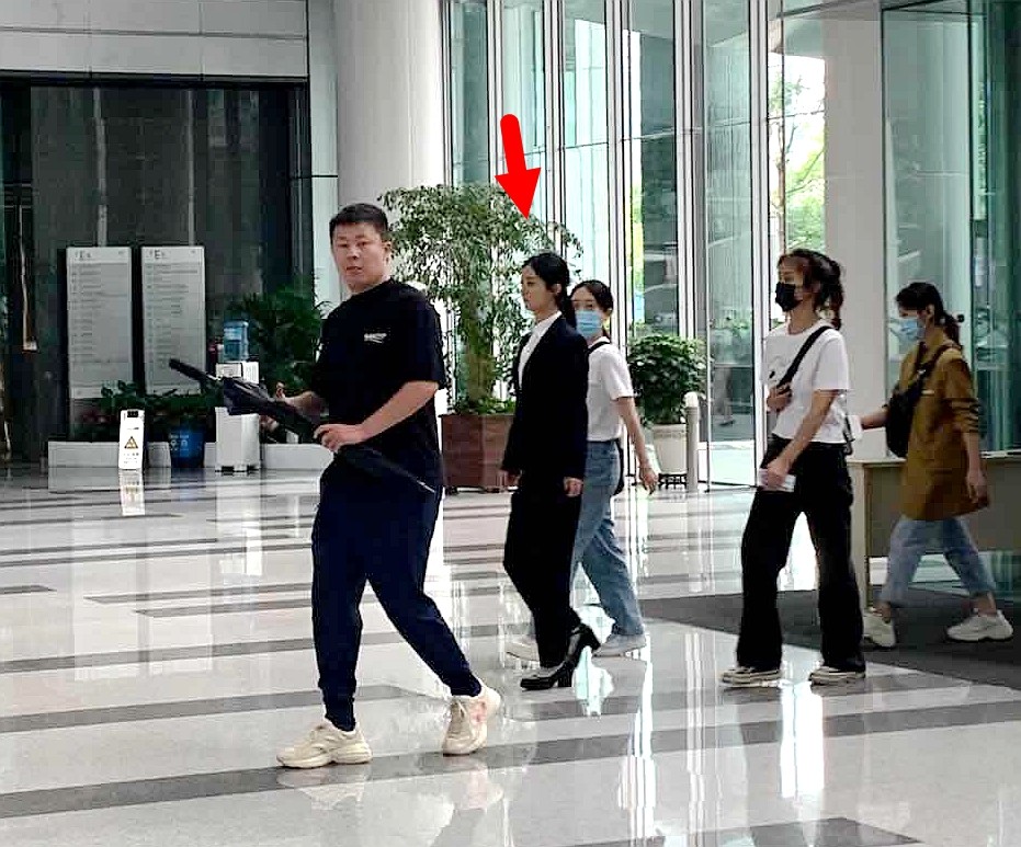 赵丽颖|网友偶遇赵丽颖罗晋拍戏，曝颖宝“特别瘦”，目测身高160厘米