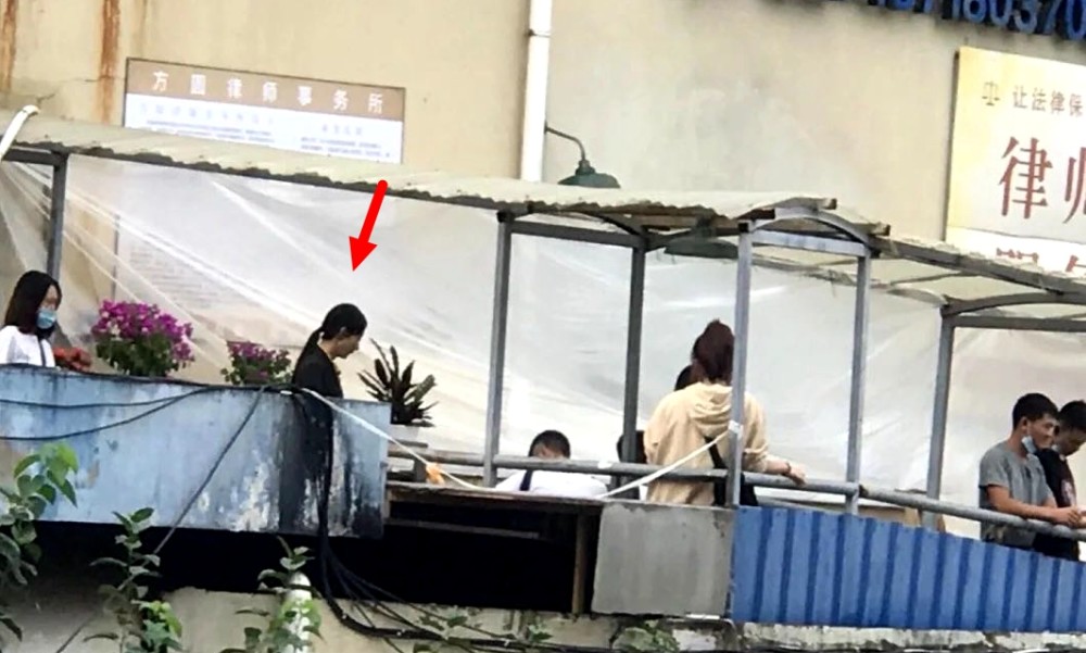 赵丽颖|网友偶遇赵丽颖罗晋拍戏，曝颖宝“特别瘦”，目测身高160厘米