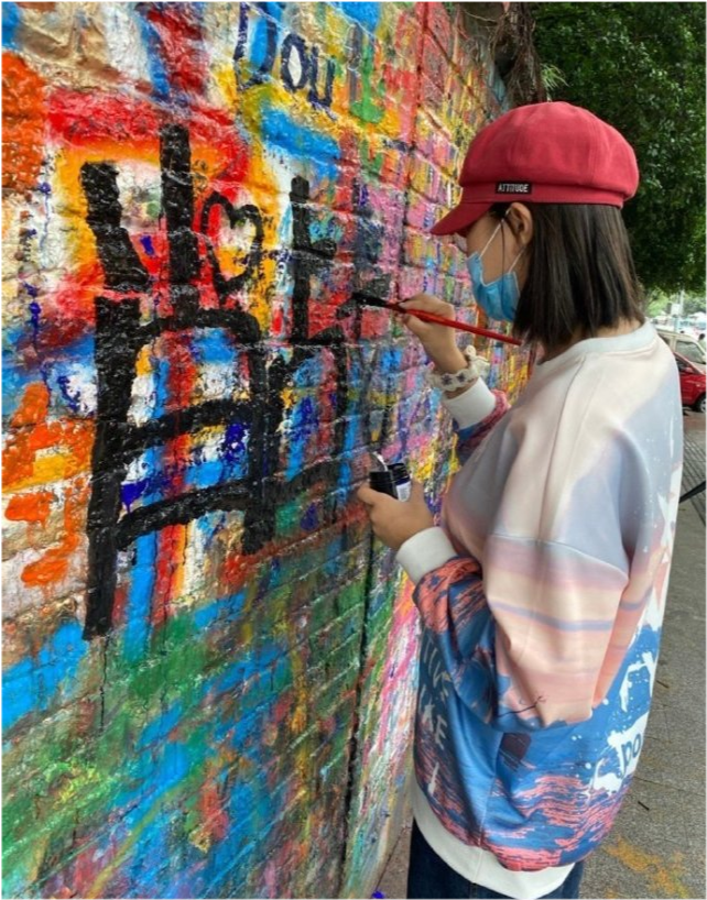 四川美术学院|肖战粉丝是与他有仇吗？川美门口大量粉丝庆生，满墙被乱涂乱画