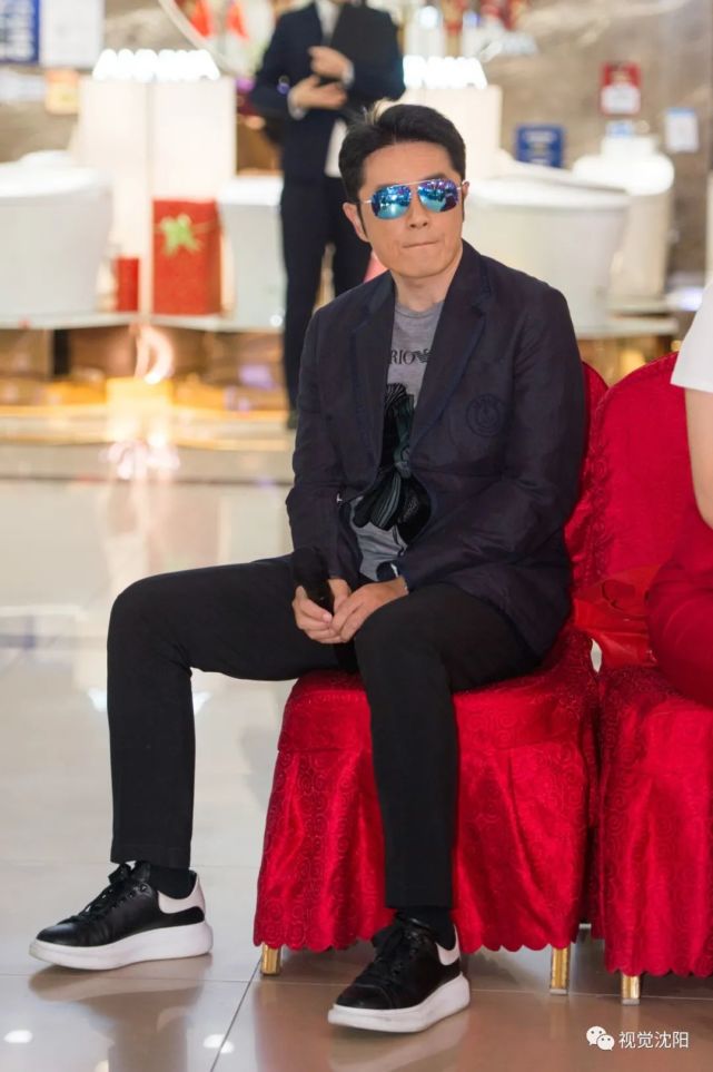 黄格选黑西服沈阳商演派头十足 获女粉丝献花熊抱人气高_腾讯新闻