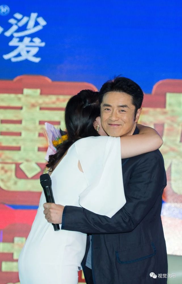 黄格选黑西服沈阳商演派头十足 获女粉丝献花熊抱人气高_腾讯新闻